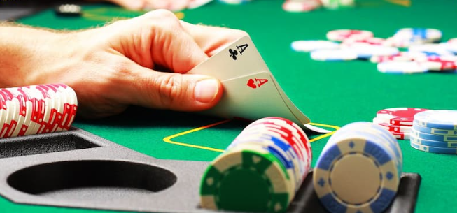 Poker được ưa thích trên các sảnh casino online và offline